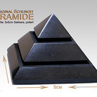 Schungit Sakkara Pyramide 5x5cm (poliert)